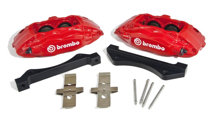 Комплект суппортов 2 шт. Brembo 4 поршня + адаптеры + армир. торм. шланги (2 шт) КРАСНЫЕ VAG-B4B-GN3