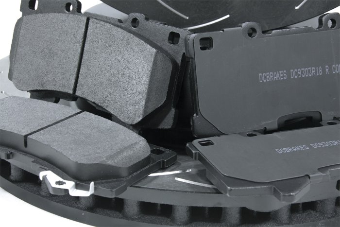 КОМПЛЕКТ ПЕРЕДНИЙ:Торм. диски DBA43770S T3+колодки DCbrakes sHD Toyota LC300,Lexus LX600,500D 2021->