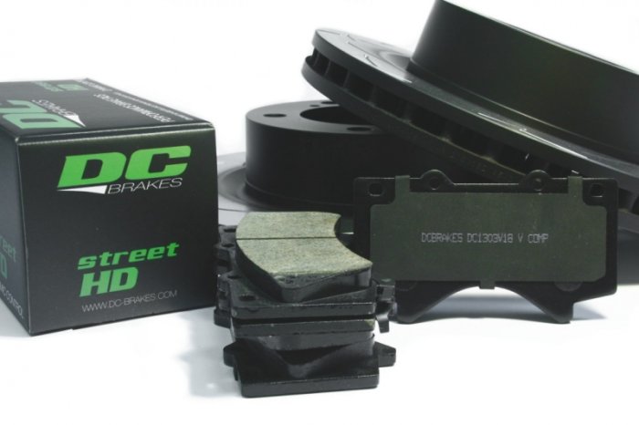 КОМПЛЕКТ ПЕРЕДНИЙ: Тормозные диски DBA 42722S T3 + колодки  DC brakes sHD  Toyota  LC200,Lexus LX570