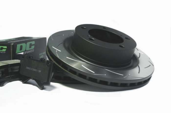 КОМПЛЕКТ ПЕРЕДНИЙ: Тормозные диски DBA 42722S T3 + колодки  DC brakes sHD  Toyota  LC200,Lexus LX570