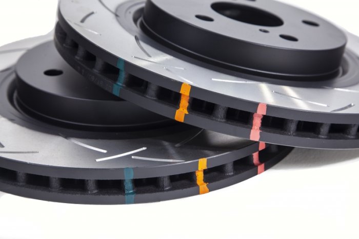 КОМПЛЕКТ ПЕРЕДНИЙ:Торм. диски DBA42744S T3+колодки DCbrakes STR.S Toyota Camry V70 2017->